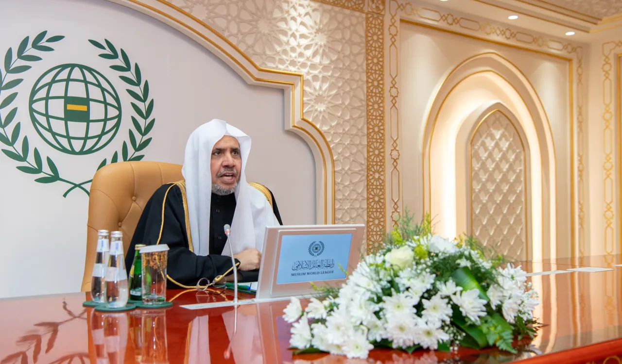  جناب دبیر کل، و رئیس انجمن علمای مسلمان، آقای دکتر شیخ محمد العیسی در میان اعضای هیئت دانشجویی اقلیت‌های مسلمان در دانشگاه‌های اروپایی سخنرانی کرد