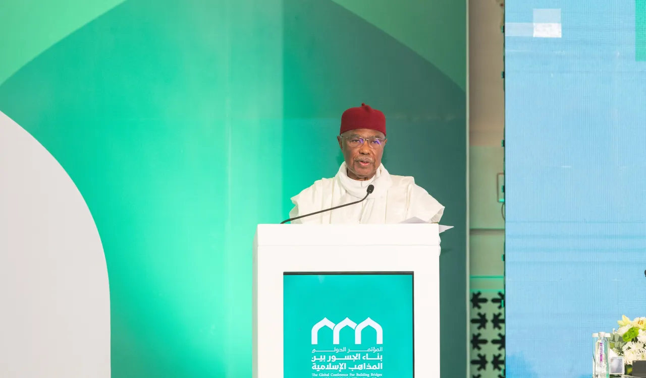 Le Secrétaire Général de l'Organisation de la Coopération islamique, M. Hussein Ibrahim Taha, lors de la séance d'ouverture de la conférence : « Construire des ponts entre les écoles islamiques » :