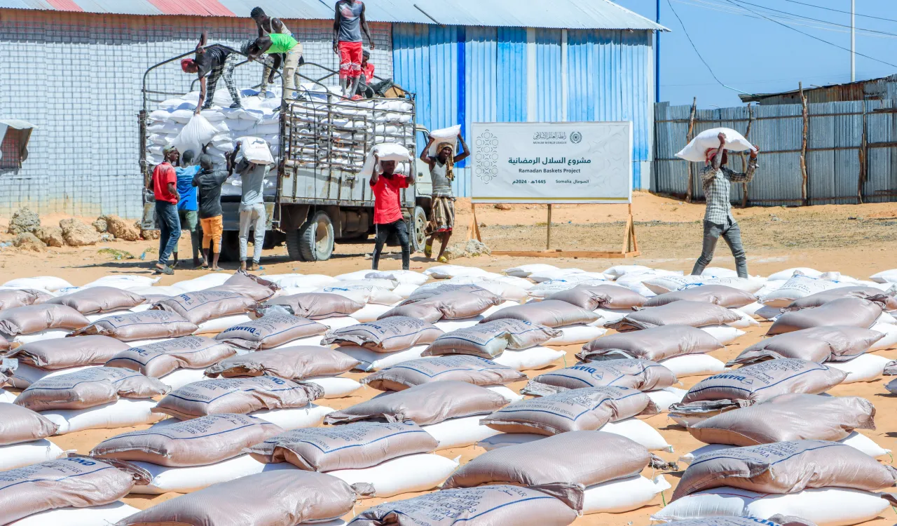 قوافِل ⁧‫رابطة العالم الإسلامي‬⁩ تُواصل تنفيذَ مشروع توزيع السِّلال الرمضانية على الفئات الأكثر احتياجًا في العالَم الإسلامي ودُول الأقليَّات، هُنا حطَّتْ رحالُ العطاء في الصُّومال