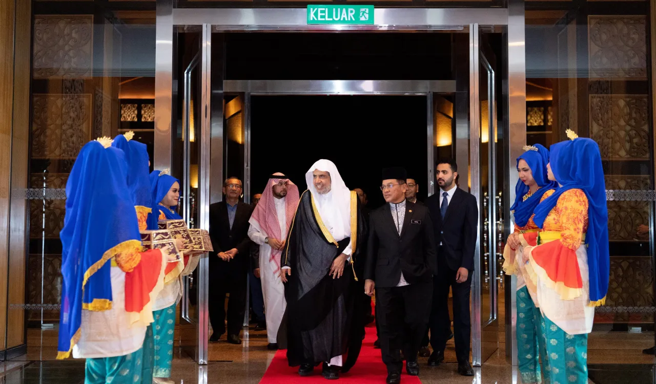 ‏معالي الأمين العام الشيخ د.⁧‫محمد العيسى‬⁩ يصل الآن العاصمة كوالالمبور، وفي استقباله معالي الوزير برئاسة مجلس الوزراء، السيناتور د.محمد نعيم، وعدد من العلماء والشخصيات الحكومية