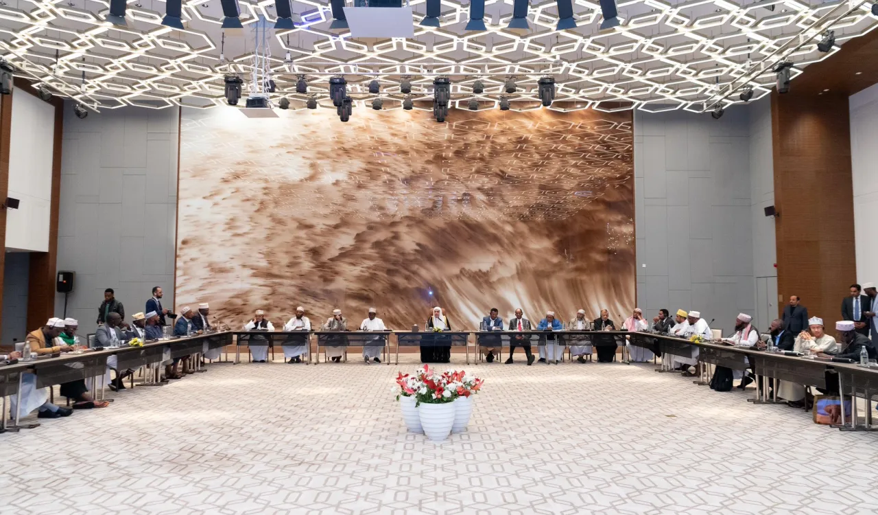 Dans le cadre de leur identité religieuse et de leur intégration nationale: Les communautés musulmanes, par leur composante consciente et distinguée, sont la fenêtre pour présenter la véritable essence de notre noble religion.