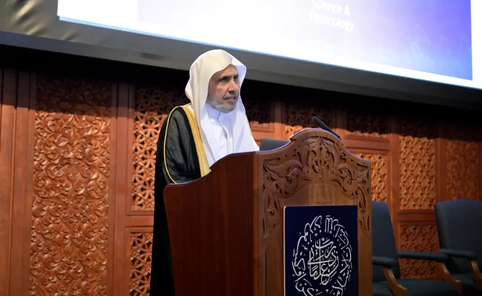 El Secretario General, Presidente del Consejo de Ulemas, el Sheij Dr. Mohammed Al-Issa pronunció una intervención principal durante la apertura de la reunión del Grupo de expertos de alto nivel del Centro de estudios islámicos de Oxford