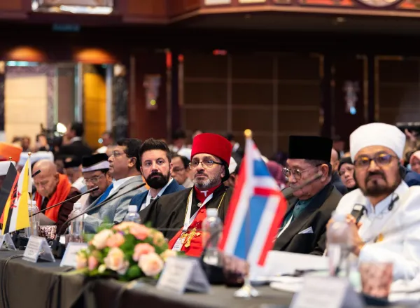 ويهدِف إلى التَّأكيد على أهمية الدِّين في تعزيز السَّلام العالمي، وترسيخ التضامن بين الشعوب، وإطلاق عددٍ من المبادرات المهمة.