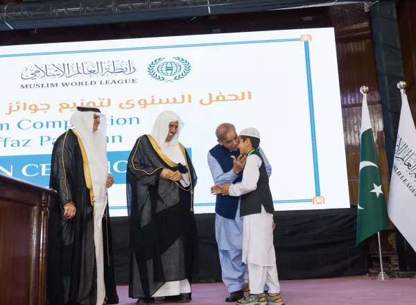 ‏حضر دولة رئيس الوزراء الباكستاني السيد محمد شهباز شريف، ومعالي الأمين العام الشيخ د.⁧‫محمد العيسى‬⁩ في العاصمة إسلام آباد، الحفلَ الختاميَّ لتكريم الفائزين في المسابقة القرآنية السنوية لصغار الحُفّاظ دون سنّ العاشرة