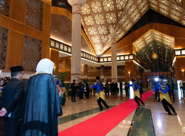‏معالي الأمين العام الشيخ د.⁧‫محمد العيسى‬⁩ يصل الآن العاصمة كوالالمبور، وفي استقباله معالي الوزير برئاسة مجلس الوزراء، السيناتور د.محمد نعيم، وعدد من العلماء والشخصيات الحكومية