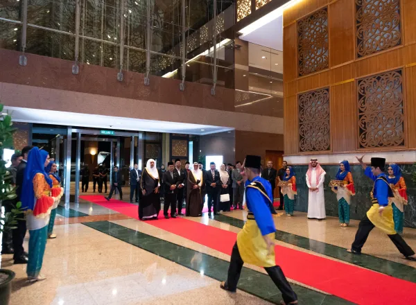 ‏معالي الأمين العام الشيخ د.⁧‫محمد العيسى‬⁩ يصل الآن العاصمة كوالالمبور، وفي استقباله معالي الوزير برئاسة مجلس الوزراء، السيناتور د.محمد نعيم، وعدد من العلماء والشخصيات الحكومية
