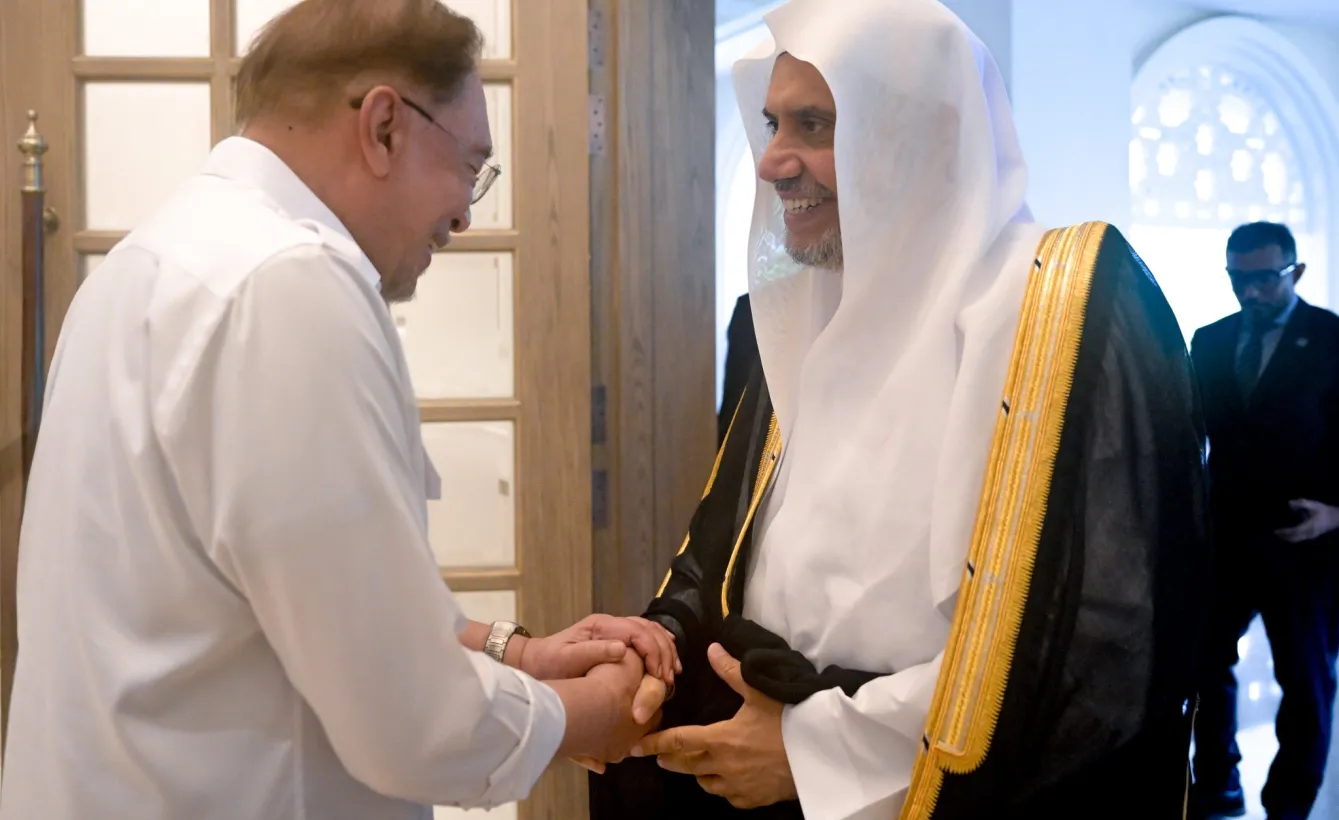نخست‌وزیر مالزی، داتو سری انور ابراهیم، در اقامتگاه رسمی مهمانان دولت مالزی «منزل نخست‌وزیر»، از جناب آقاي دکتر شيخ محمد العیسی،  , دبیرکل سازمان همبستگی جهان اسلام و رئیس انجمن علمای مسلمان، استقبال کرد.